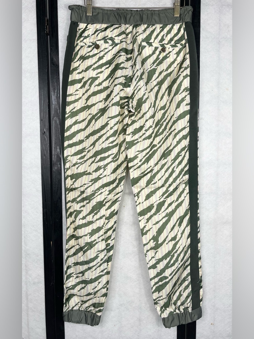 SACAI luck Olive & Cream Tiger-Stripe Drawstring Joggers. Size: 3 - Picture 2 of 7